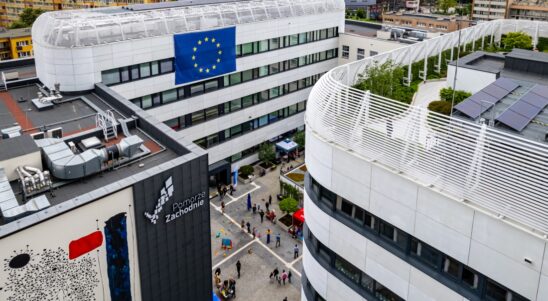 20 lat w Unii Europejskiej. Zwiedzanie, tort i wspólne śpiewanie