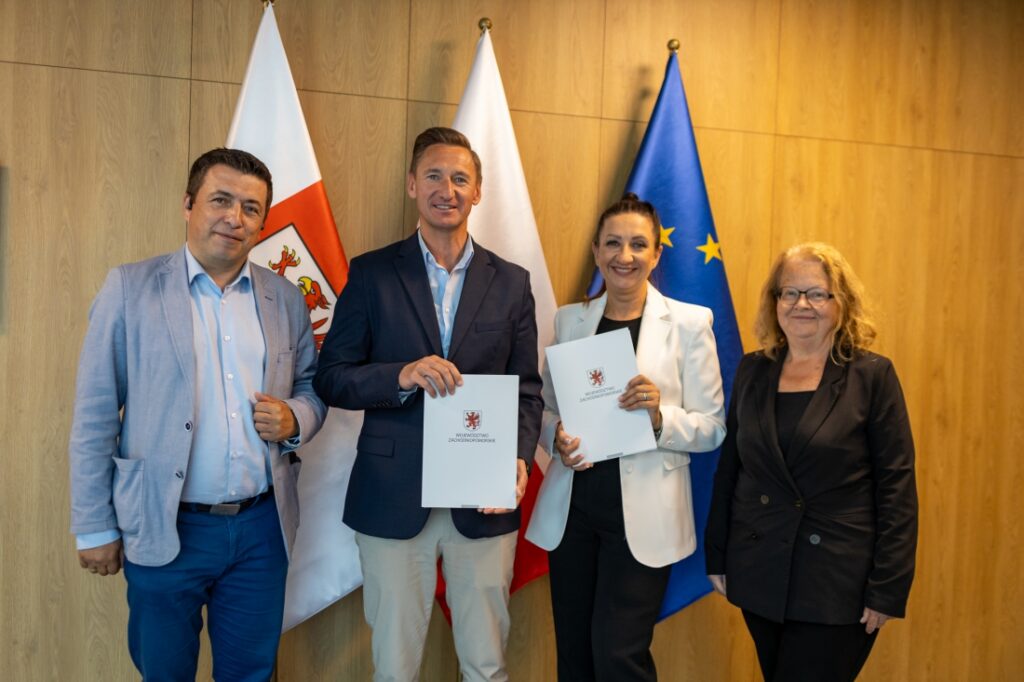 Wójt Dobrej Magdalena Zagrodzka podziękowała marszałkowi województwa Olgierdowi Geblewiczowi za przyznanie unijnego dofinansowania, które ułatwi prowadzenie przedszkolnej inwestycji.