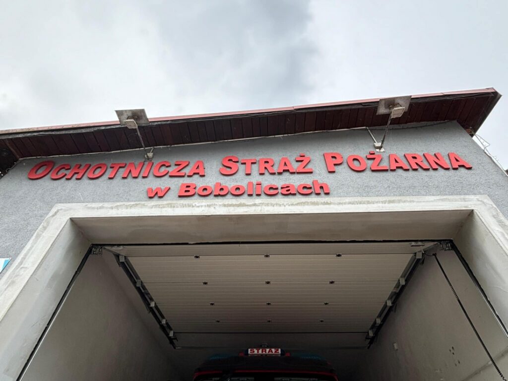 Napis nad wjazdem do garażu OSP Bobolice