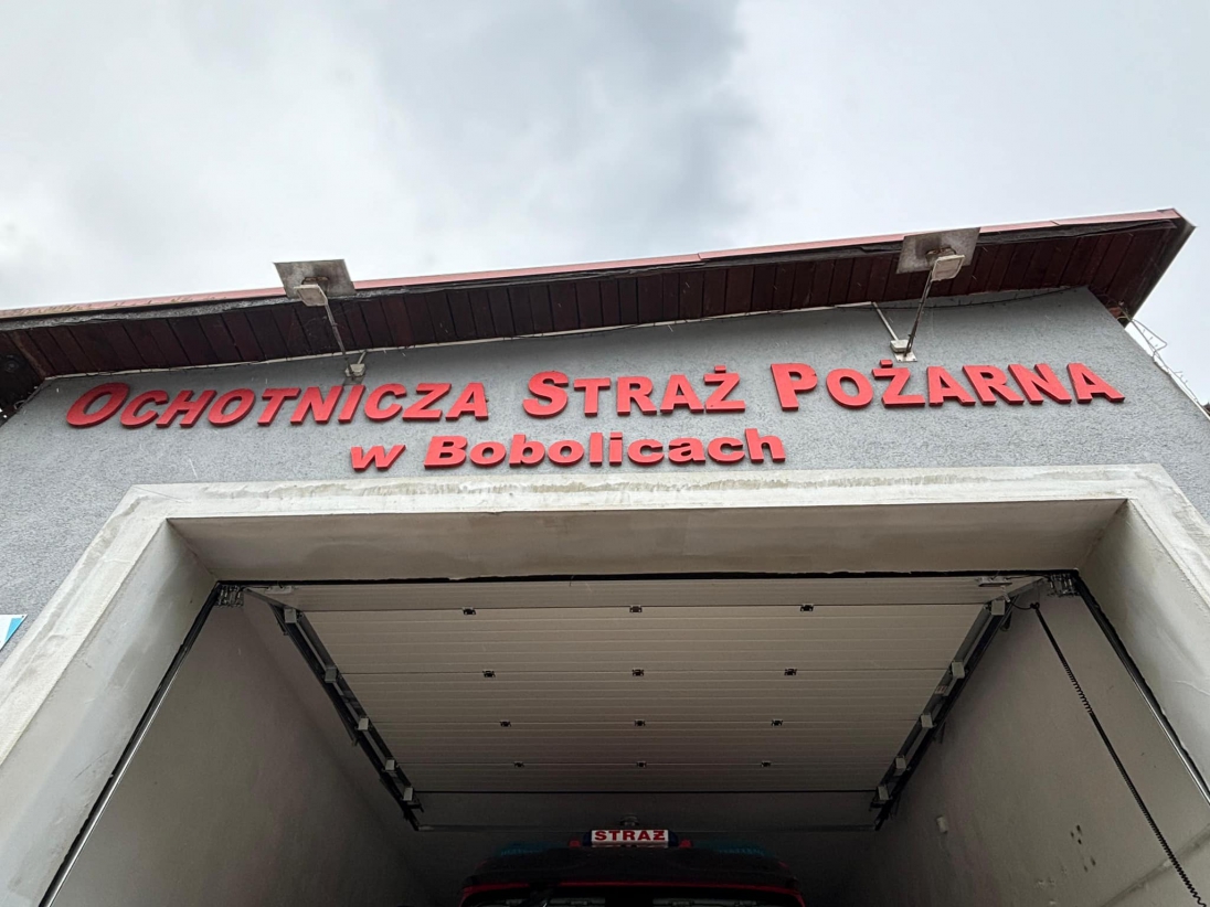 Napis nad wjazdem do garażu OSP Bobolice