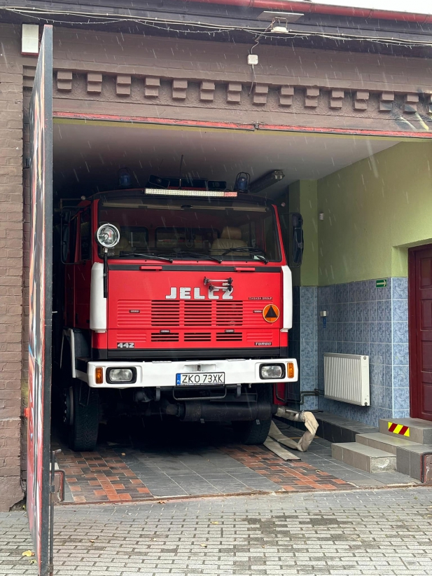 Aktualnie jednostka posiada prawie 30-letnie wyeksploatowane auto. Obecny na spotkaniu druh Rafał Czajkowski mówił o codziennych trudach ochotników: - W zeszłym roku wyjechaliśmy dziesięć razy jelczem i wielokrotnie wracaliśmy na sztywnym holu, a zdarzało się, że nawet nie dojechaliśmy na akcję.