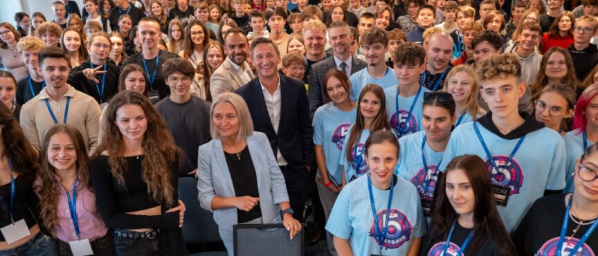 Po wiedzę, motywację i pomysł na siebie. Młodzież z Pomorza Zachodniego bierze udział w nietypowym obozie edukacyjnym