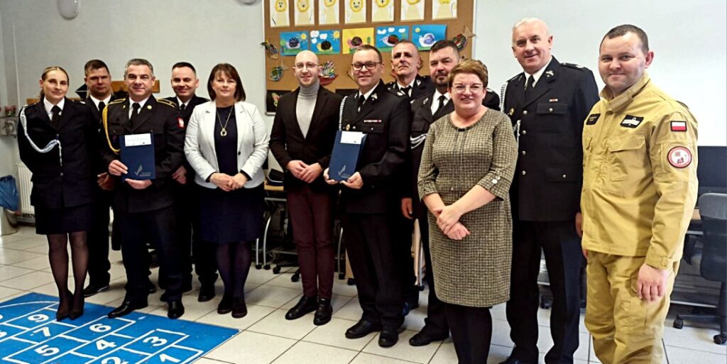 Umowę z wicemarszałkiem Jakubem Kowalikiem na wsparcie w zakupie wozów strażackich podpisały także OSP Łubowo oraz OSP Juchowo.