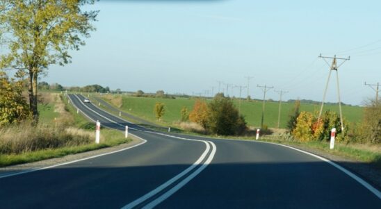 Droga w powiecie gryfickim bogatsza o ścieżkę rowerową. Unijne wsparcie przyznane – umowa podpisana