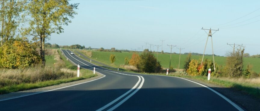 Droga w powiecie gryfickim bogatsza o ścieżkę rowerową. Unijne wsparcie przyznane – umowa podpisana