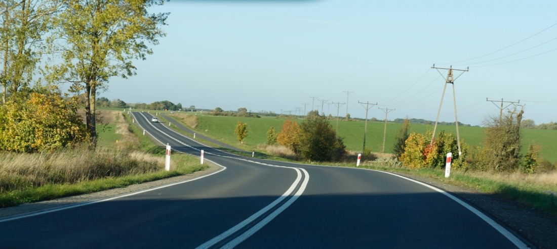 Droga w powiecie gryfickim bogatsza o ścieżkę rowerową. Unijne wsparcie przyznane – umowa podpisana