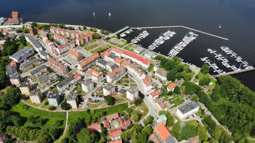 Kamień Pomorski, widok z lotu ptaka na stare miasto i port