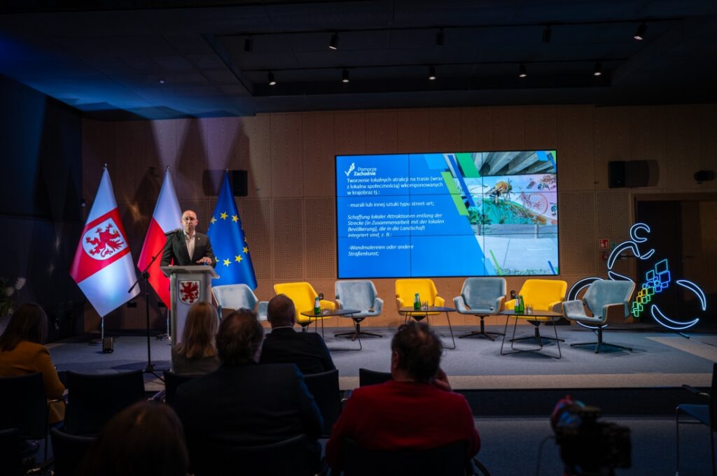 Wicemarszałek województwa Jakub Kowalik podczas prezentacji trasy rowerowej Berlin - Szczecin - Kołobrzeg