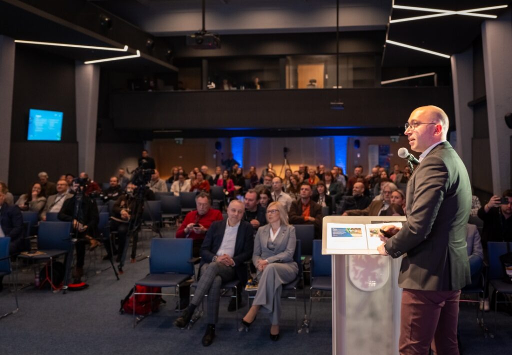 Wicemarszałek województwa Jakub Kowalik podczas prezentacji trasy rowerowej Berlin - Szczecin - Kołobrzeg