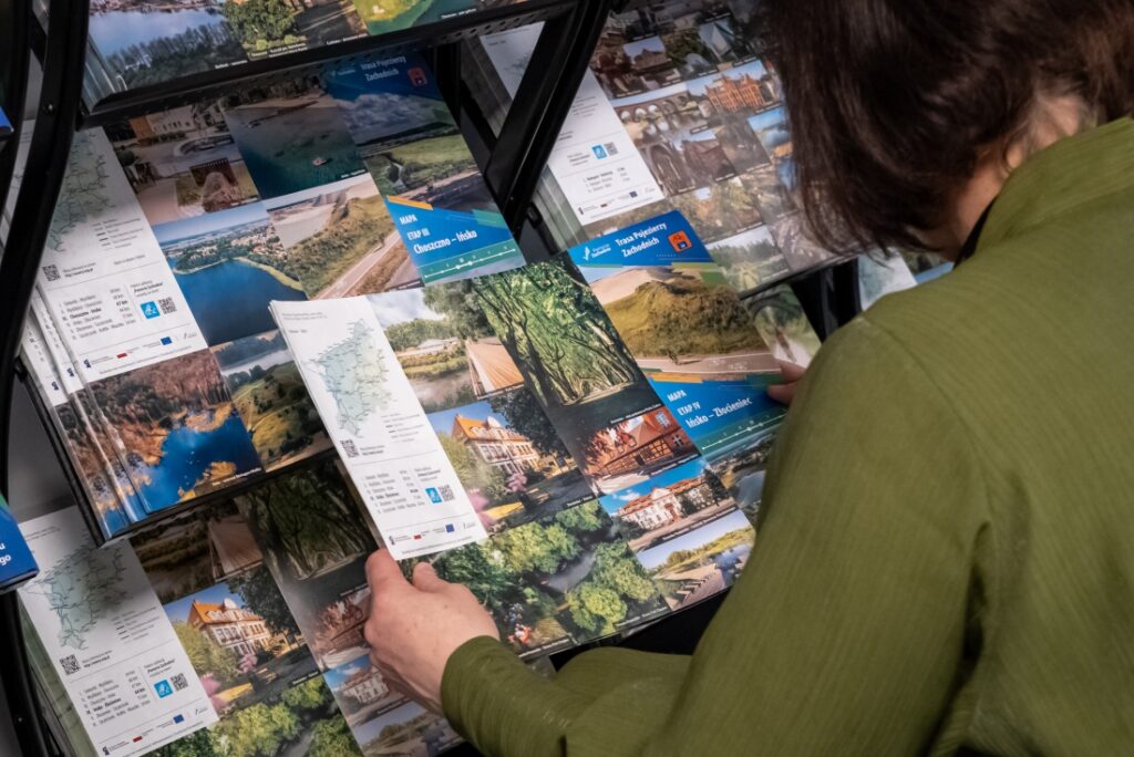 Zdjęcie ulotek i map dla turystów