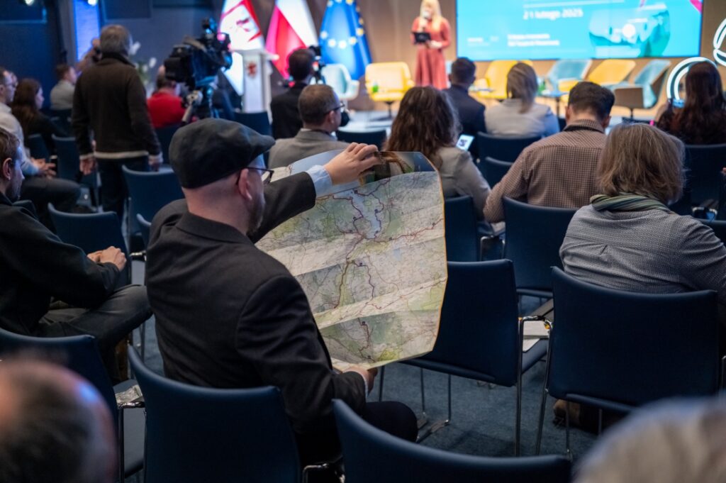 Uczestnik prezentacji ogląda mapę dla turystów