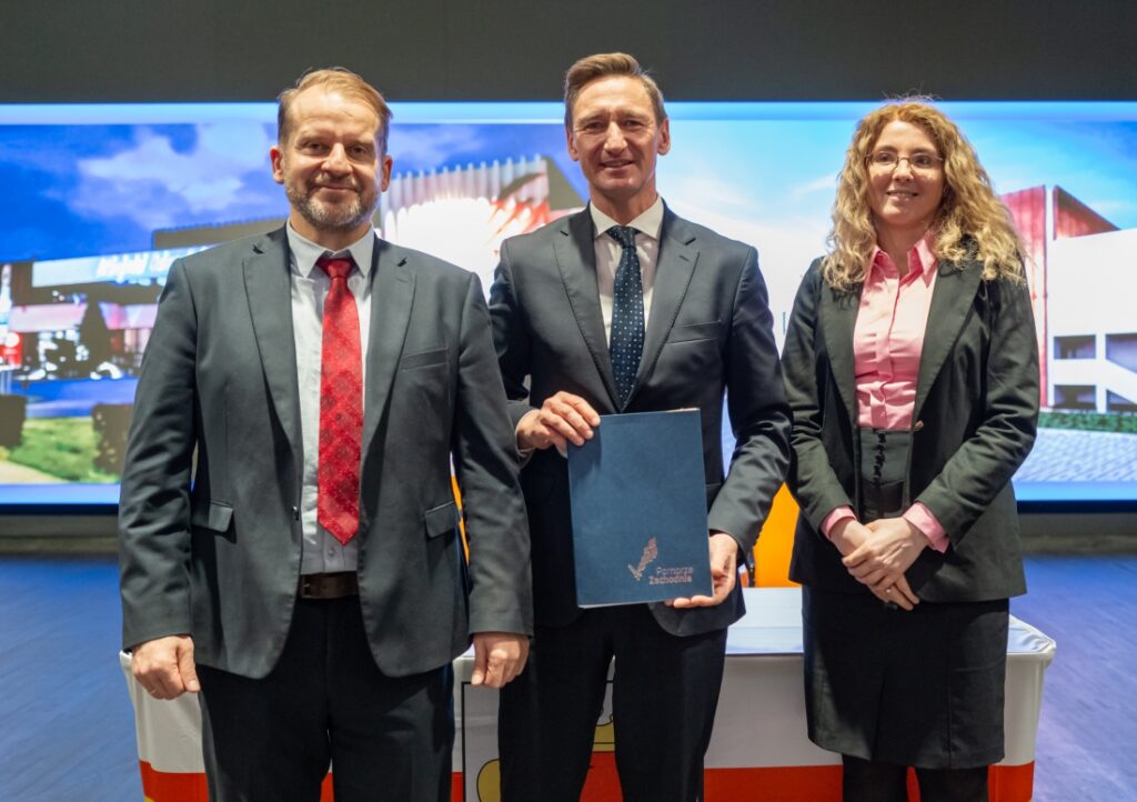 Marszałek województwa Olgierd Geblewicz (w środku) oraz burmistrz Polic Krystian Kowalewski złożyli podpisy na umowie obejmującej drugi etap modernizacji Miejskiego Ośrodka Kultury i Edukacji Ekologicznej.