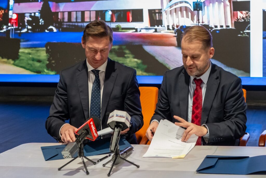 Marszałek województwa Olgierd Geblewicz (w środku) oraz burmistrz Polic Krystian Kowalewski złożyli podpisy na umowie obejmującej drugi etap modernizacji Miejskiego Ośrodka Kultury i Edukacji Ekologicznej.