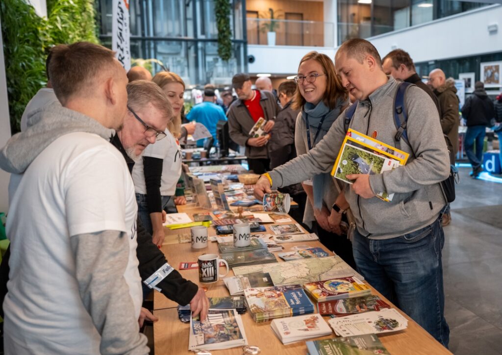 II Polsko-Niemieckie Dni Turystyki Rowerowej - uczestnicy przy stoisku