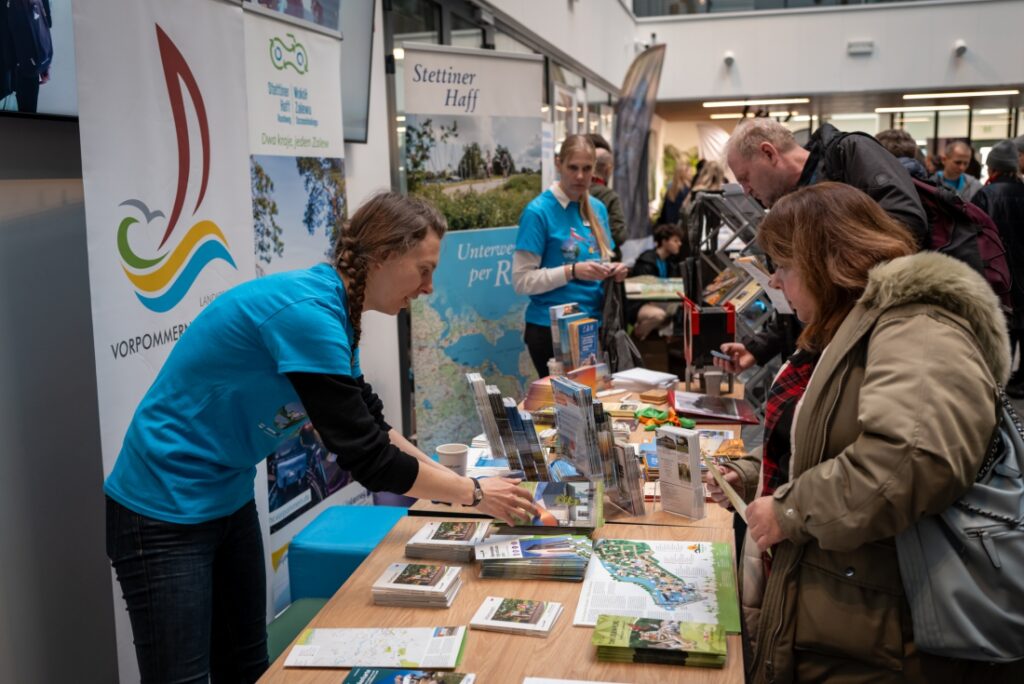 II Polsko-Niemieckie Dni Turystyki Rowerowej - uczestnicy przy stoisku