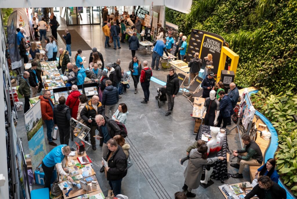 II Polsko-Niemieckie Dni Turystyki Rowerowej - uczestnicy w atrium Urzędu marszałkowskiego