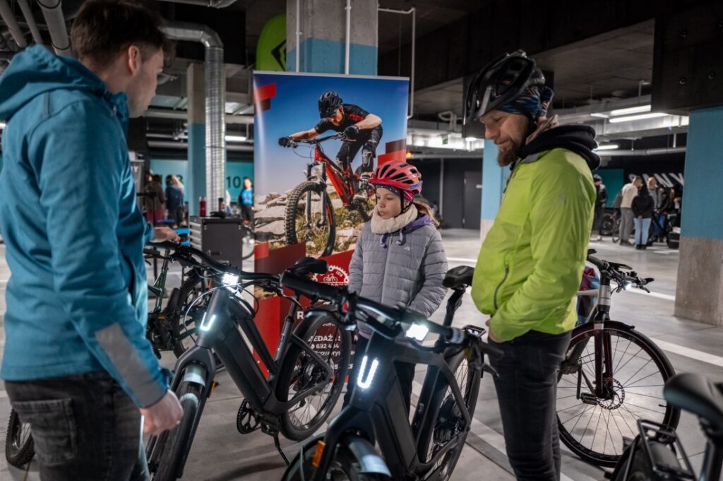 II Polsko-Niemieckie Dni Turystyki Rowerowej - uczestnicy w garażu podziemnym Urzędu marszałkowskiego