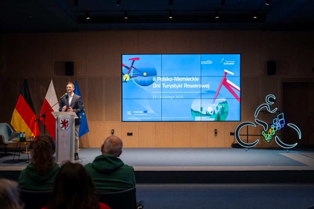 Marszałek Województwa Zachodniopomorskiego Olgierd Geblewicz podczas II Polsko-Niemieckie Dni Turystyki Rowerowej na mównicy w sali konferencyjnej Urzędu Marszałkowskiego