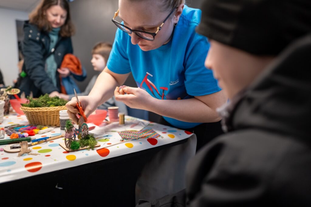 II Polsko-Niemieckie Dni Turystyki Rowerowej - uczestnicy przy stoisku