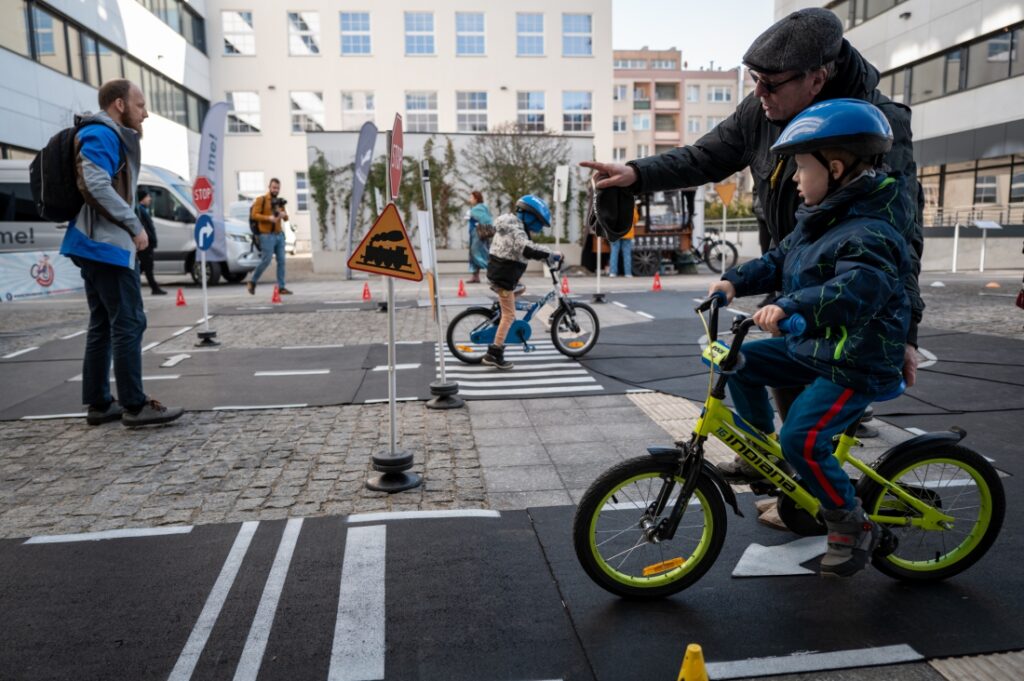 II Polsko-Niemieckie Dni Turystyki Rowerowej - uczestnicy na dziedzińcu Urzędu marszałkowskiego