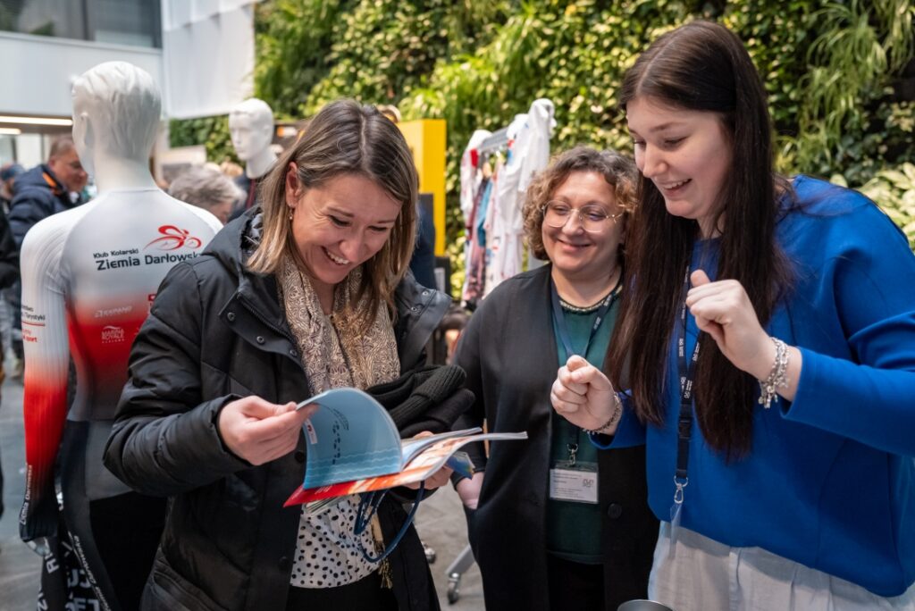 II Polsko-Niemieckie Dni Turystyki Rowerowej - uczestnicy w atrium Urzędu marszałkowskiego
