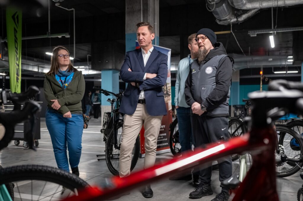 Marszałek Województwa Zachodniopomorskiego Olgierd Geblewicz podczas II Polsko-Niemieckie Dni Turystyki Rowerowej wraz z uczestnikami wydarzenia, w garażu podziemnym Urzędu Marszałkowskiego