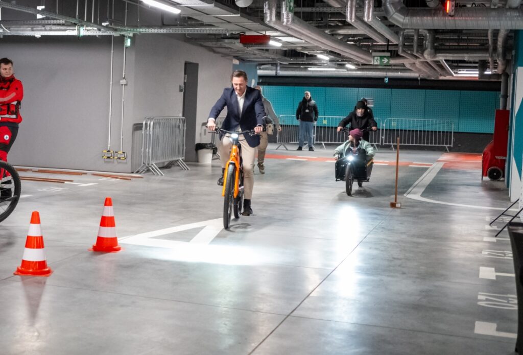 Marszałek Województwa Zachodniopomorskiego Olgierd Geblewicz podczas II Polsko-Niemieckie Dni Turystyki Rowerowej wraz z uczestnikami wydarzenia, w garażu podziemnym Urzędu Marszałkowskiego