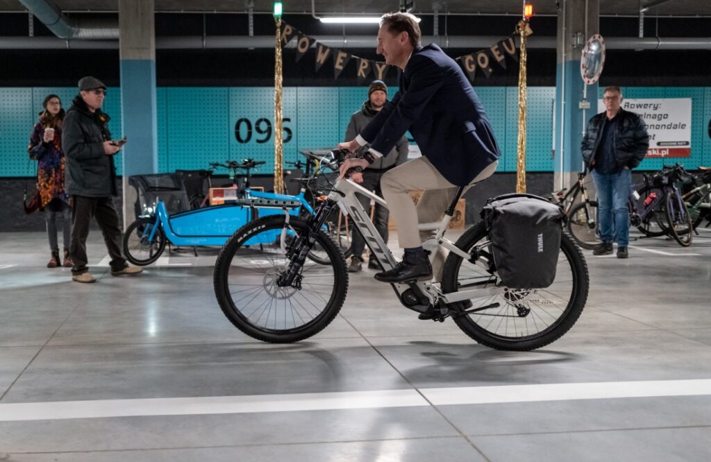 Marszałek Województwa Zachodniopomorskiego Olgierd Geblewicz podczas II Polsko-Niemieckie Dni Turystyki Rowerowej wraz z uczestnikami wydarzenia, w garażu podziemnym Urzędu Marszałkowskiego