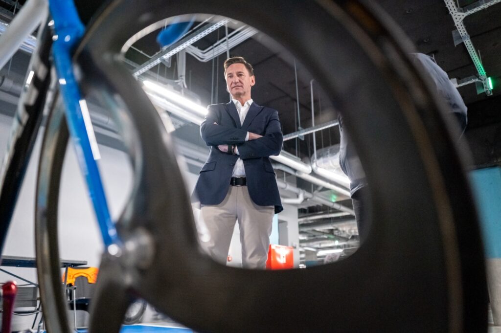 Marszałek Województwa Zachodniopomorskiego Olgierd Geblewicz podczas II Polsko-Niemieckie Dni Turystyki Rowerowej wraz z uczestnikami wydarzenia, w garażu podziemnym Urzędu Marszałkowskiego