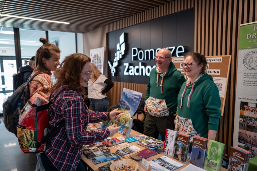 II Polsko-Niemieckie Dni Turystyki Rowerowej - uczestnicy przy stoisku