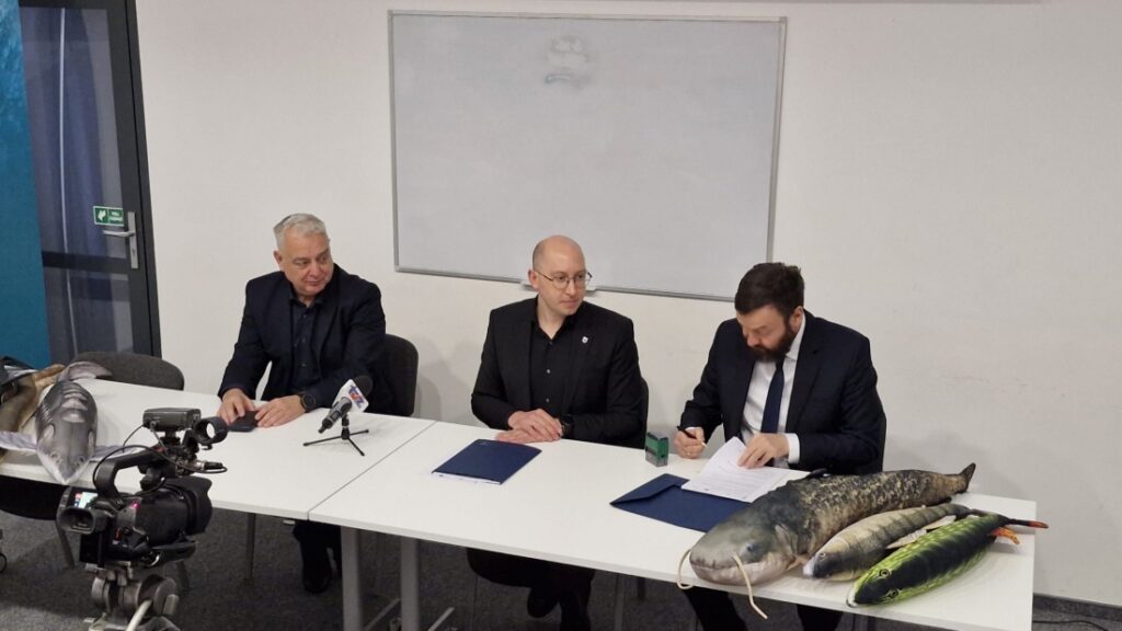 Wicemarszałek województwa Jakub Kowalik oraz dyrektor placówki Radosław Wąs, w obecności wicestarosty szczecineckiego Daniela Raka, podpisują umowę z programu Fundusze Europejskie dla Pomorza Zachodniego, 27 marca 2025 r. 