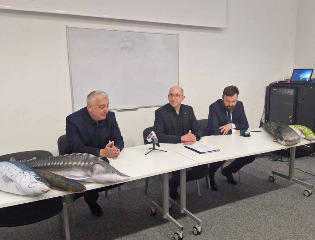 Wicemarszałek województwa Jakub Kowalik oraz dyrektor placówki Radosław Wąs, w obecności wicestarosty szczecineckiego Daniela Raka, podpisują umowę z programu Fundusze Europejskie dla Pomorza Zachodniego, 27 marca 2025 r. 