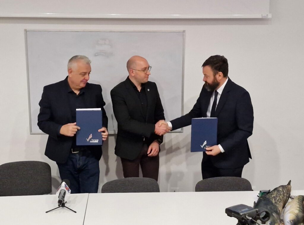 Wicemarszałek województwa Jakub Kowalik oraz dyrektor placówki Radosław Wąs, w obecności wicestarosty szczecineckiego Daniela Raka, podpisują umowę z programu Fundusze Europejskie dla Pomorza Zachodniego, 27 marca 2025 r.