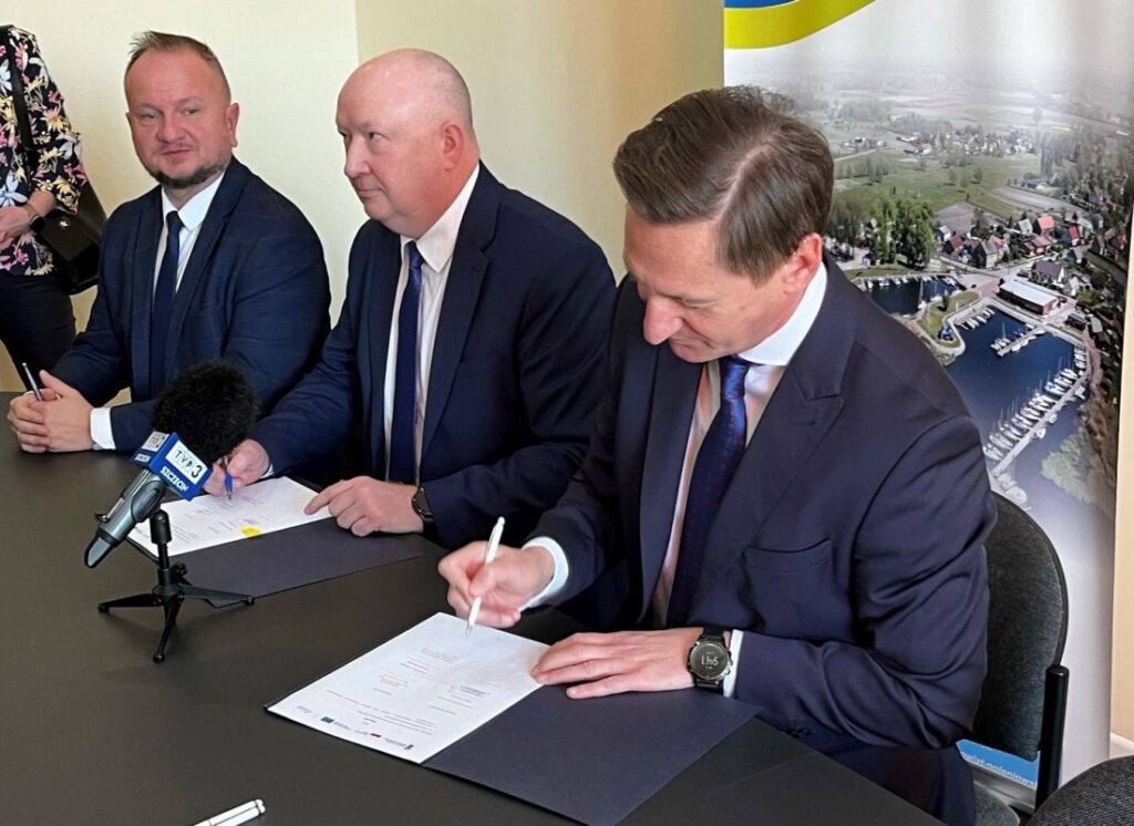 Mraszałek Olgierd Geblewicz podpisuje porozumienie z gminami Powiatu Goleniowskiego