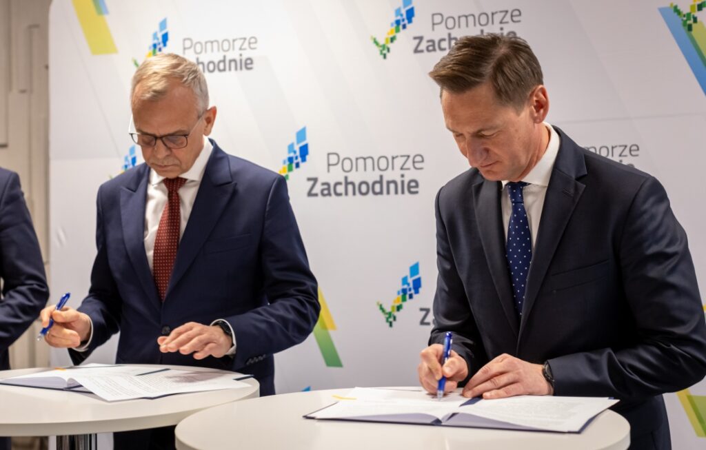 Marszałek Województwa Zachodniopomorskiego Olgierd Geblewicz i Prezes Zarządu WFOŚiGW w Szczecinie Waldemar Miśko podpisują list intencyjny