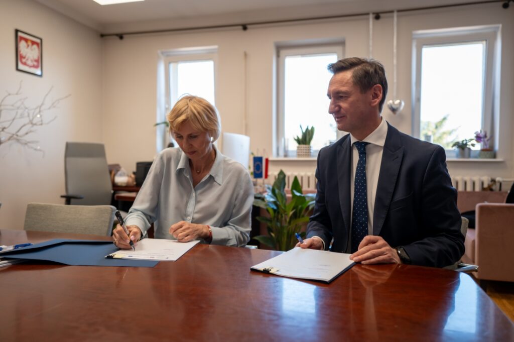 Marszałek województwa Olgierd Geblewicz i wójt Kołbaskowa Małgorzata Schwarz podpisują umowę o dofinansowanie projektu
