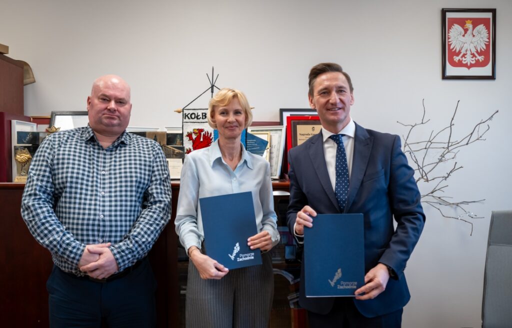 Marszałek województwa Olgierd Geblewicz i wójt Kołbaskowa Małgorzata Schwarz podpisali umowę o dofinansowanie projektu