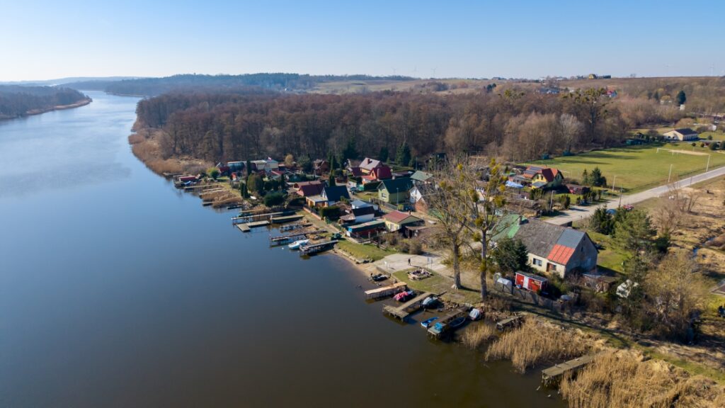 Moczyły - widok z lotu ptaka na wieś i rzekę Odrę