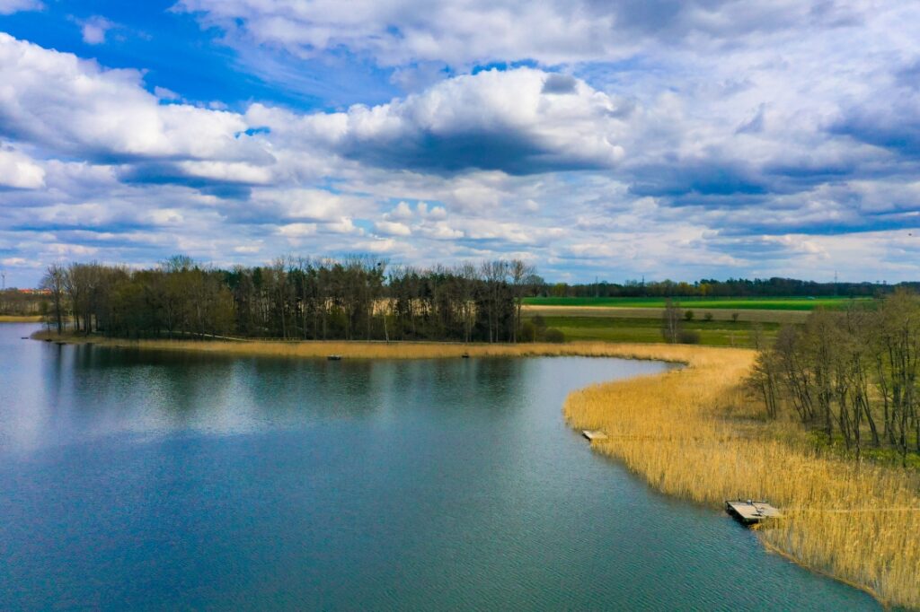Widok z lotu ptaka na jezioro