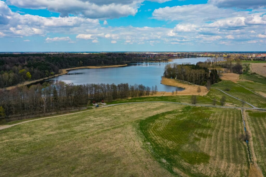 Widok z lotu ptaka na jezioro
