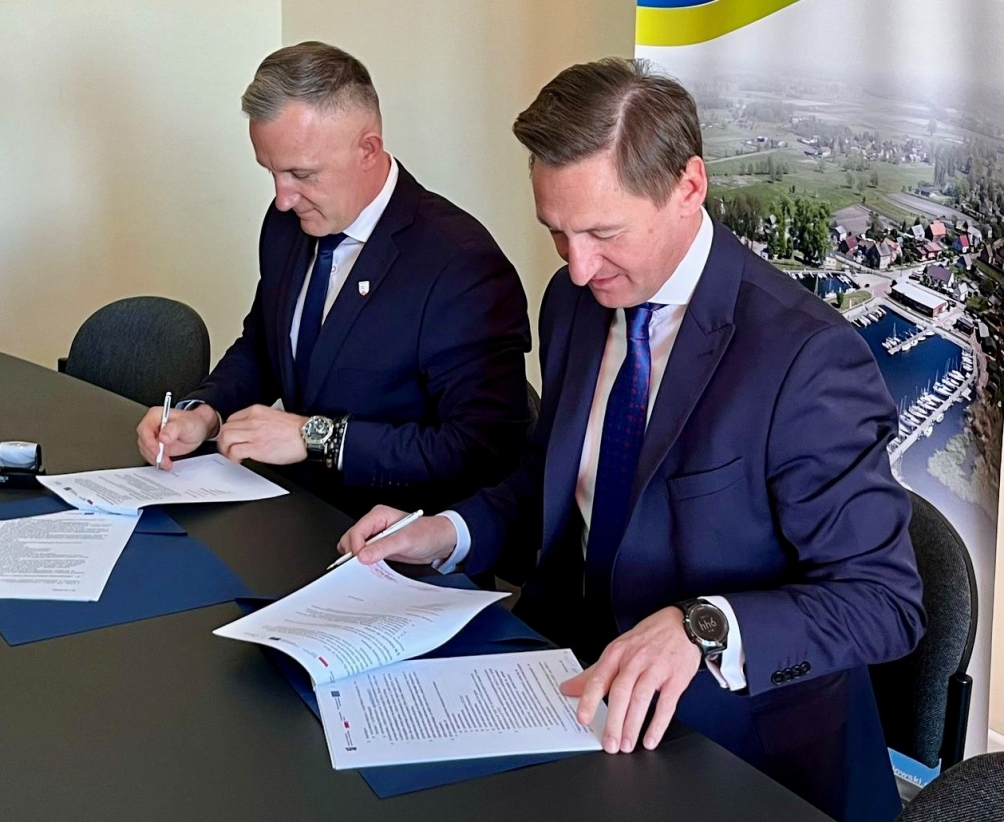 Podpisanie umowy przez marszałka Olgierda Geblewicza i burmistrza Nowogardu Michała Wiatra