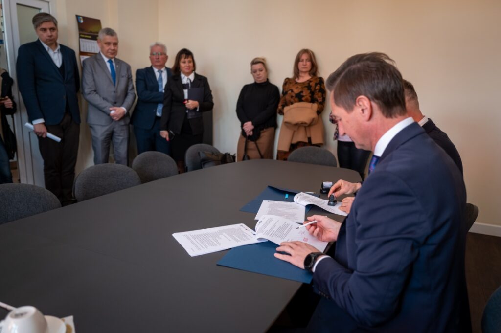 Podpisanie umowy przez marszałka Olgierda Geblewicza i burmistrza Nowogardu Michała Wiatra
