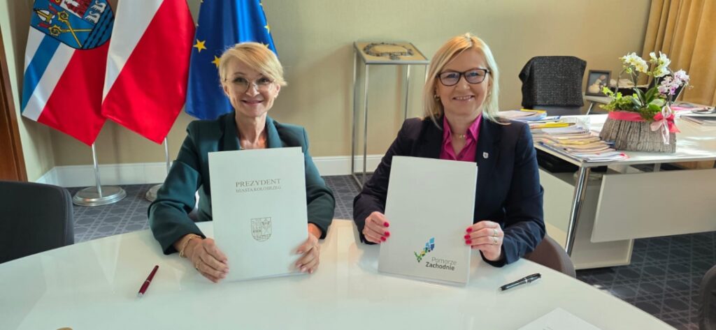 Wicemarszałek województwa Anna Bańkowska (z prawej) oraz prezydent Kołobrzegu Anna Mieczkowska podpisały umowę dofinansowania dla Kołobrzegu