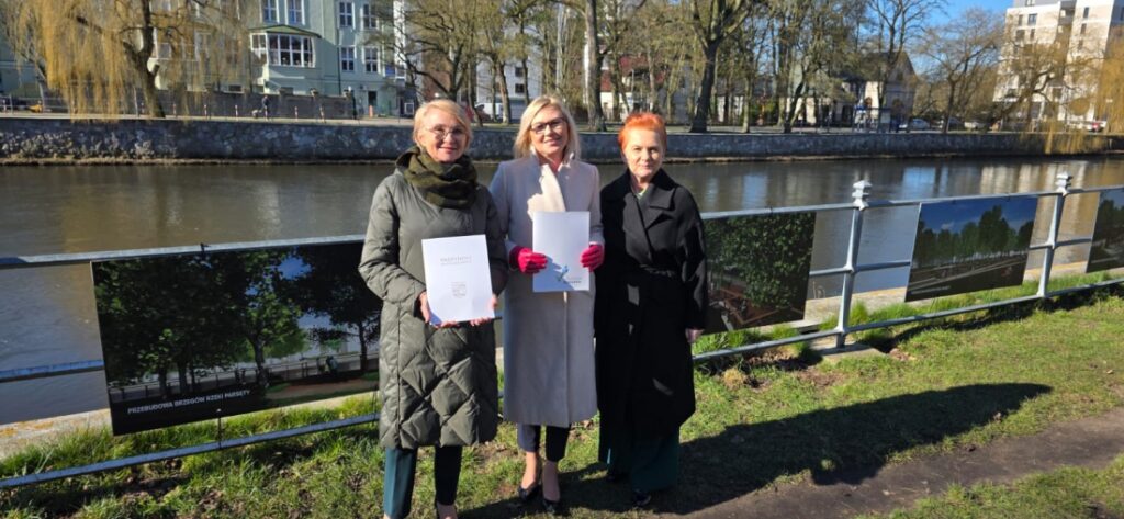 Wicemarszałek województwa Anna Bańkowska, prezydent Kołobrzegu Anna Mieczkowska i wiceprezydent Kołobrzegu Ewa Pełechata stojące nad rzeką Parsęta w Kołobrzegu