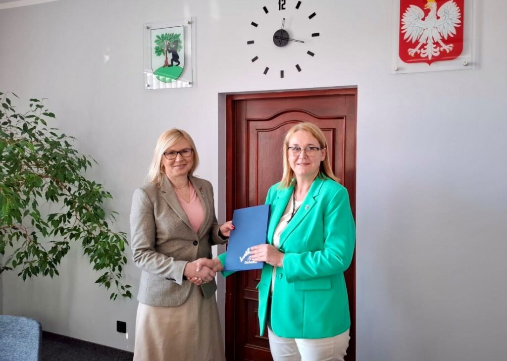 Wicemarszałkini województwa Anna Bańkowska oraz burmistrz Pełczyc Anna Kochanowicz