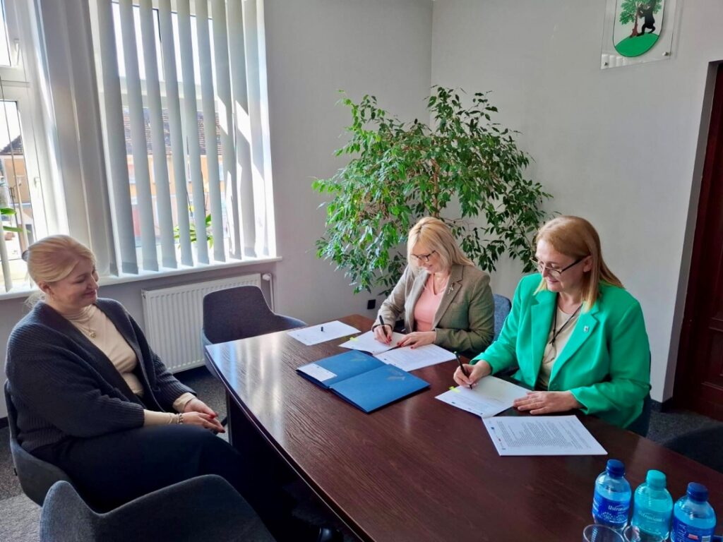 Wicemarszałkini województwa Anna Bańkowska oraz burmistrz Pełczyc Anna Kochanowicz