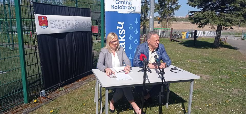 Wicemarszałkini województwa Anna Bańkowska z wójtem Kołobrzegu Jerzym Wolskim podpisuje umowy obejmujące wsparcie na dwie gminne inwestycje, 28 kwietnia 2025