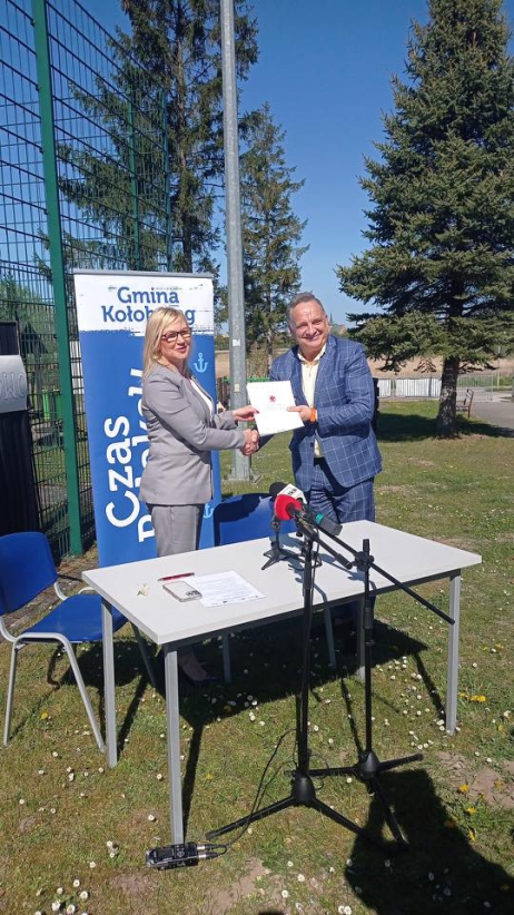Wicemarszałkini województwa Anna Bańkowska z wójtem Kołobrzegu Jerzym Wolskim podpisuje umowy obejmujące wsparcie na dwie gminne inwestycje, 28 kwietnia 2025
