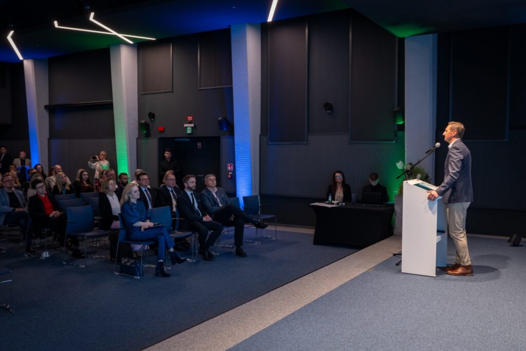 Marszałek Województwa Zachodniopomorskiego Olgierd Geblewicz przemawia podczas BusinessContact (spotkanie integracyjno-biznesowe zorganizowane z inicjatywy Północnej Izby Gospodarczej w Szczecinie, we współpracy z Województwem Zachodniopomorskim) w dniu 31.03.2025