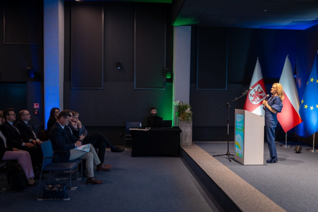 Prezes Północnej Izby Gospodarczej Hanna Mojsiuk przemawia podczas BusinessContact (spotkanie integracyjno-biznesowe zorganizowane z inicjatywy Północnej Izby Gospodarczej w Szczecinie, we współpracy z Województwem Zachodniopomorskim) w dniu 31.03.2025